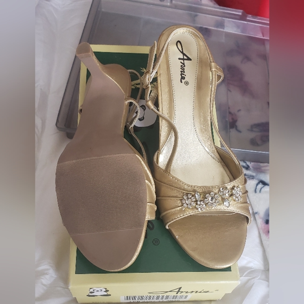 Annie Lola style 66735 9 1/2 medium slingback gold sandals
